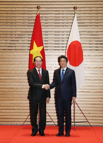 Photograph of the leaders shaking hands