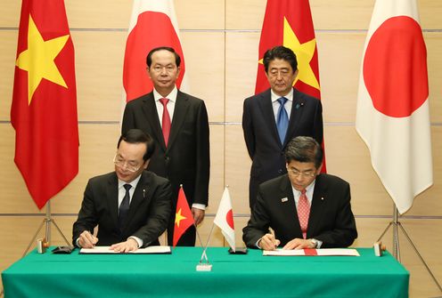 Photograph of the leaders attending the signing ceremony