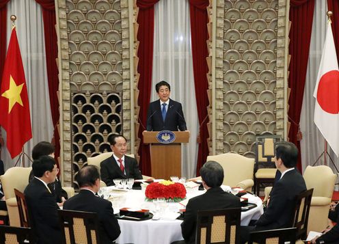 Photograph of the Prime Minister delivering an address at the dinner banquet