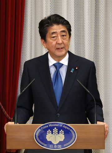 Photograph of the Prime Minister delivering an address at the dinner banquet