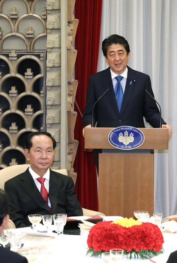 Photograph of the Prime Minister delivering an address at the dinner banquet