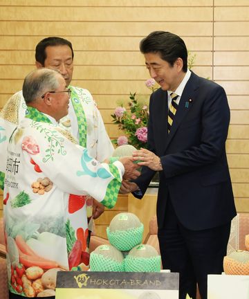 Photograph of the Prime Minister receiving the courtesy call