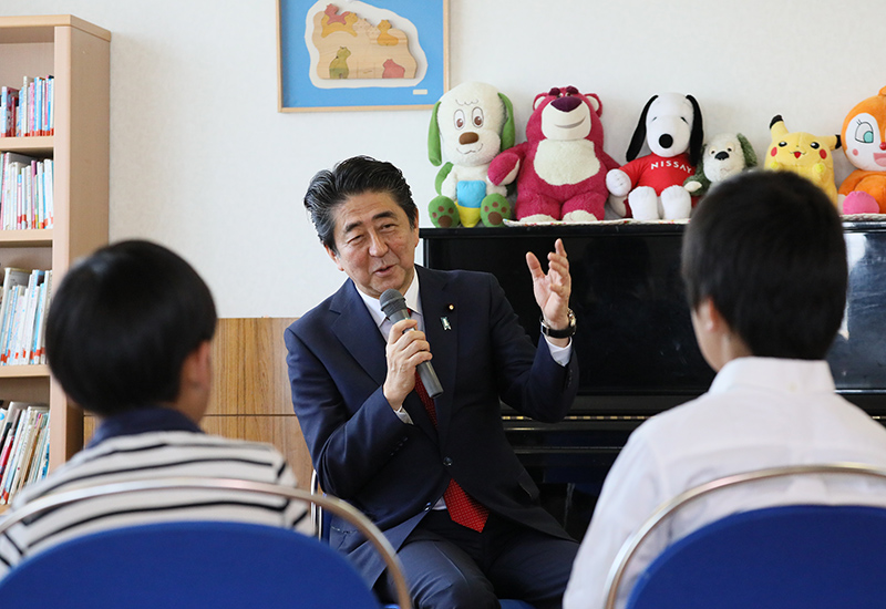 Photograph of the Prime Minister interacting with children 