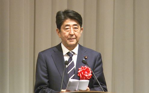 Photograph of the Prime Minister delivering a congratulatory address