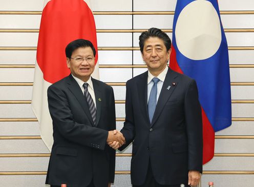 Photograph of the leaders shaking hands