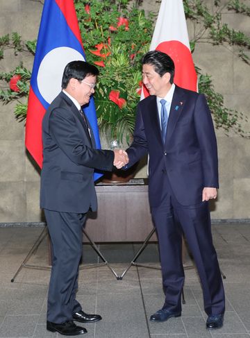 Photograph of the Prime Minister welcoming the Prime Minister of Laos