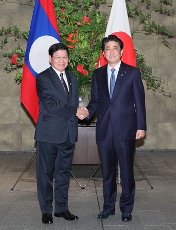 Photograph of the Prime Minister welcoming the Prime Minister of Laos