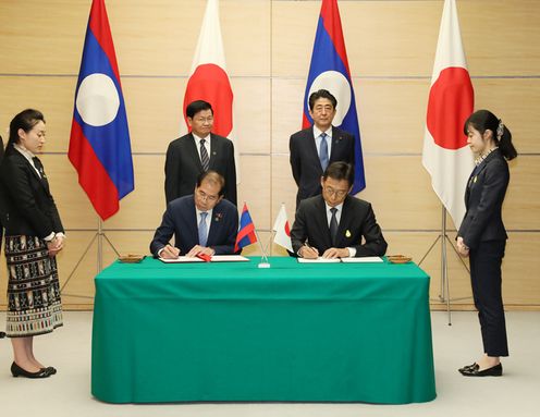 Photograph of the leaders attending the signing and exchange of documents ceremony