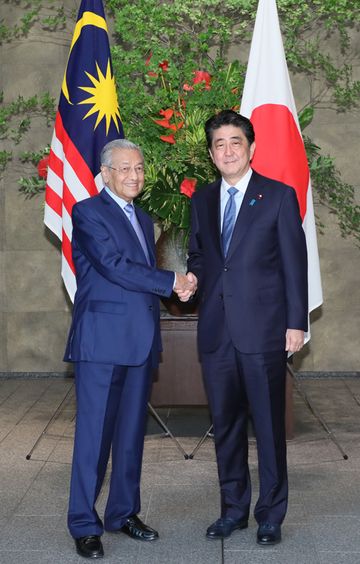 Photograph of the Prime Minister welcoming the Prime Minister of Malaysia