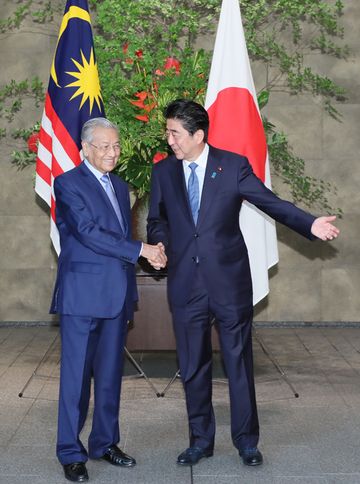 Photograph of the Prime Minister welcoming the Prime Minister of Malaysia