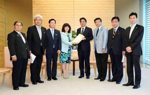 Photograph of the Prime Minister receiving the proposal