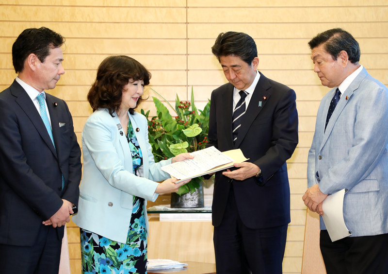 Photograph of the Prime Minister receiving the proposal