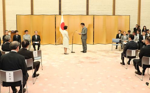 Photograph of the Prime Minister presenting a certificate of selection