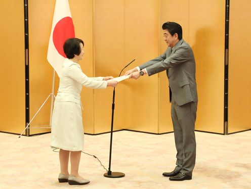 Photograph of the Prime Minister presenting a certificate of selection