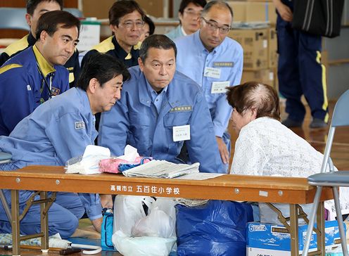 Photograph of the Prime Minister visiting an evacuation center