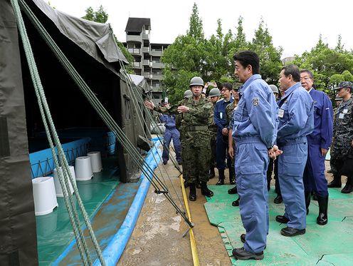 Photograph of the Prime Minister visiting the site of bathing support activities provided by Self-Defense Force members 