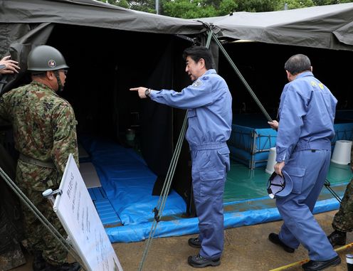 Photograph of the Prime Minister visiting the site of bathing support activities provided by Self-Defense Force members 