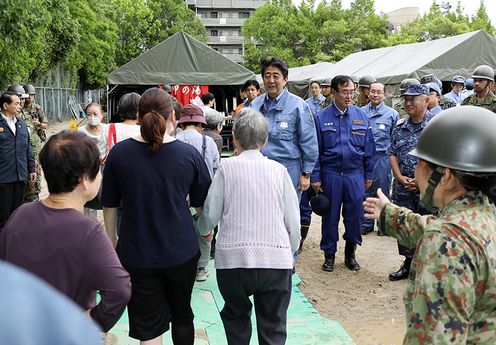 Photograph of the Prime Minister visiting the site of bathing support activities provided by Self-Defense Force members 