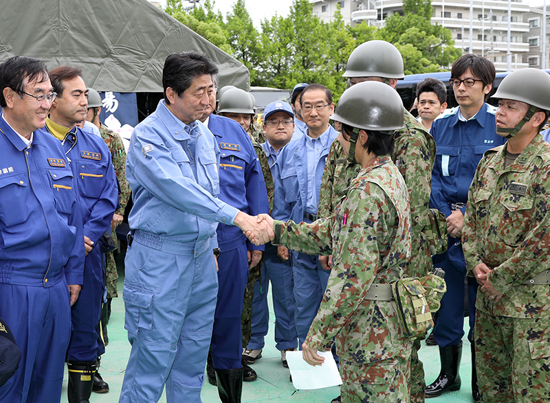 Photograph of the Prime Minister encouraging Self-Defense Force members