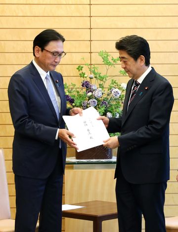 Photograph of the Prime Minister receiving the request