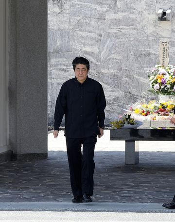 Photograph of the Prime Minister offering flowers at the National Cemetery for the War Dead