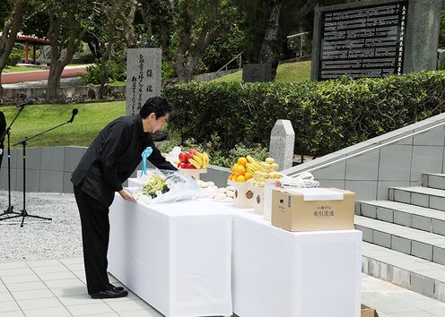 Photograph of the Prime Minister offering flowers at the Shimamori Monument