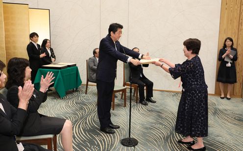 Photograph of the Prime Minister presenting a certificate of award