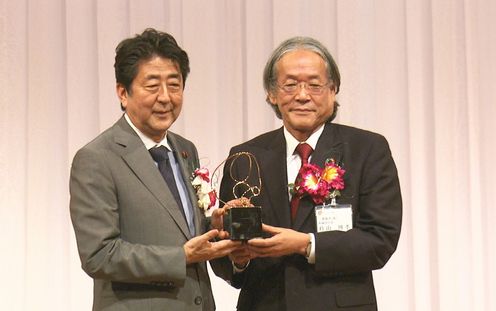 Photograph of the Prime Minister presenting the Prize