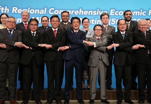 Photograph of the Prime Minister attending a commemorative photograph session