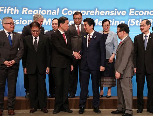 Photograph of the Prime Minister attending a commemorative photograph session