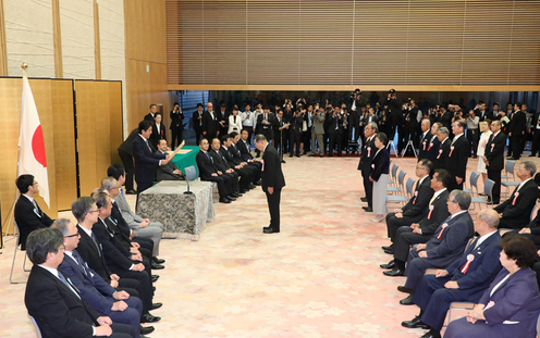 Photograph of the Prime Minister presenting an award (1)