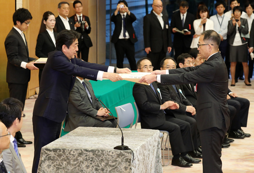 Photograph of the Prime Minister presenting an award (2)