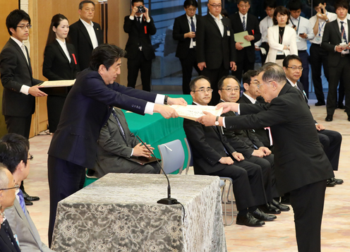 Photograph of the Prime Minister presenting an award (3)