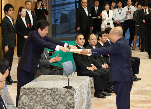 Photograph of the Prime Minister presenting an award (4)