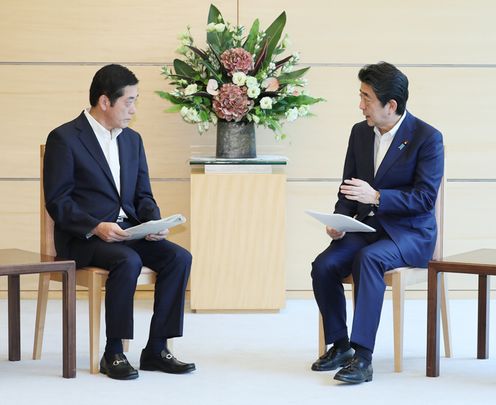 Photograph of the Prime Minister holding the meeting