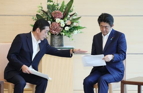 Photograph of the Prime Minister holding the meeting