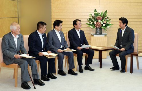 Photograph of the Prime Minister holding the meeting