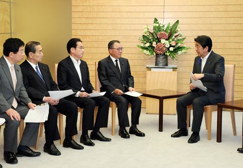 Photograph of the Prime Minister holding the meeting