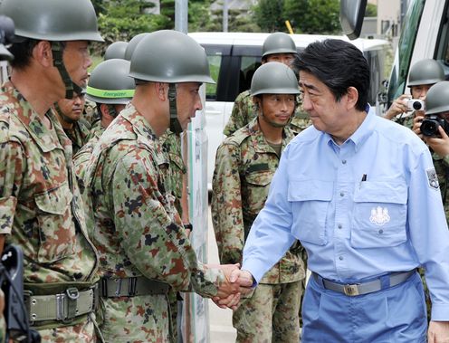 Photograph of the Prime Minister encouraging Self-Defense Force members