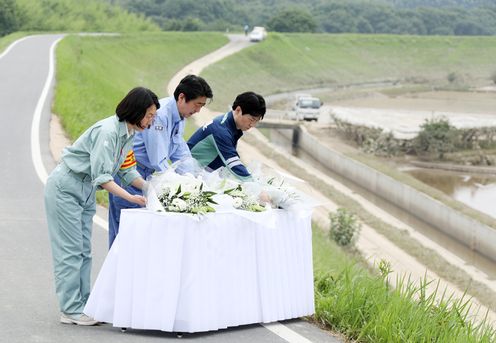 Photograph of the Prime Minister offering flowers