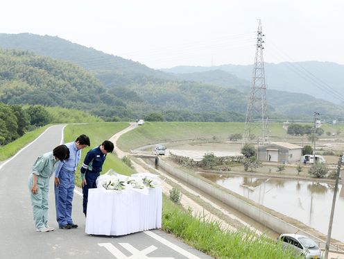 Photograph of the Prime Minister offering a silent prayer