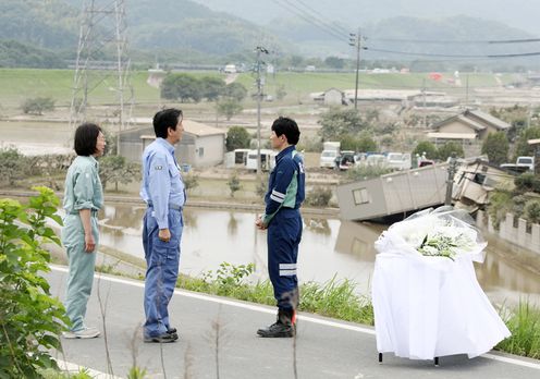 Photograph of the Prime Minister visiting a site affected by the flooding