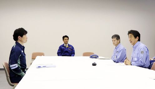 Photograph of the Prime Minister exchanging views with the Governor of Okayama Prefecture