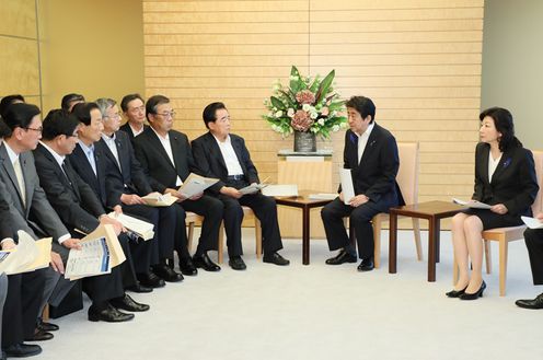 Photograph of the Prime Minister holding the meeting