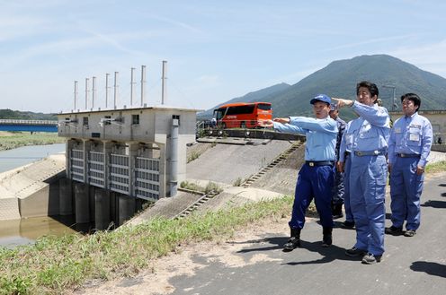 Photograph of the Prime Minister visiting an overtopping point of Ozu City (the upstream edge of the Higashi Ozu Interim Embankment)