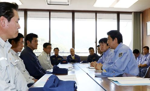 Photograph of the Prime Minister exchanging views with the Governor of Ehime Prefecture, the Mayor of Uwajima City, and others