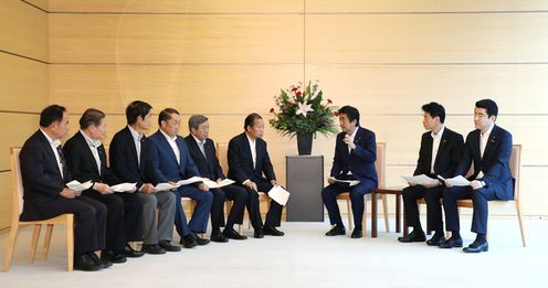 Photograph of the Prime Minister holding the meeting 