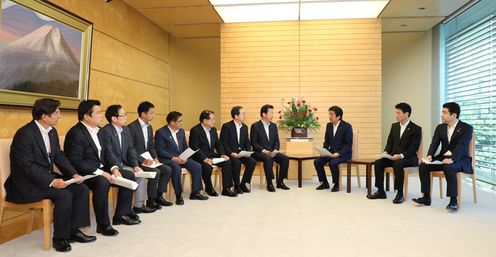 Photograph of the Prime Minister holding the meeting