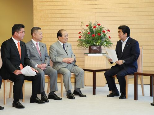 Photograph of the Prime Minister holding the meeting