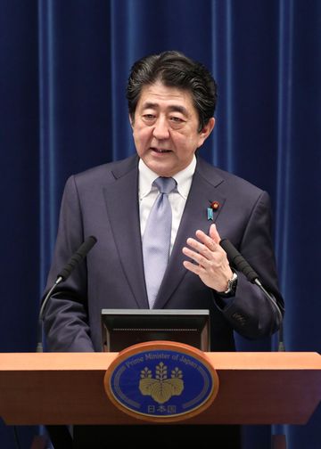 Photograph of the Prime Minister holding the press conference